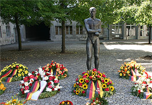 Berlin, Richard Scheibe - Bronzefigur eines jungen Mannes mit gebundenen Händen