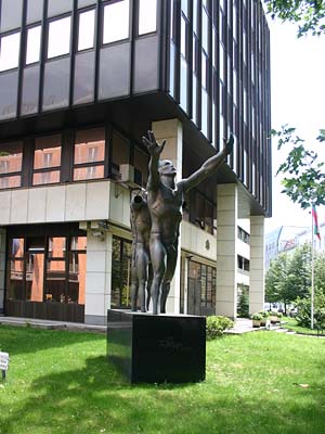 Skulptur vor der Botschaft Bulgariens