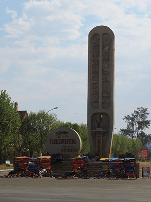 Madgaskar, Monument in Antsirabe, Madagaskars, mit dem Kopf eines Zebu, die Namen der 19 Stämme, ''Fahaleovantena'' ("Unabhängigkeit")