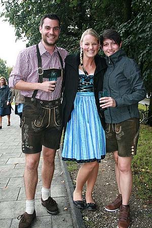 Heute geht kaum mehr eine ohne Dirndl auf die Wiesn